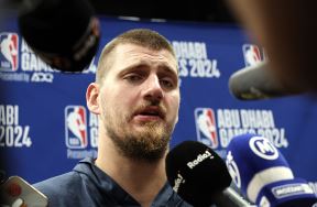 Nikola Jokić daje intervju u Abu Dabiju posle NBA meča Denvera i Bostona.
