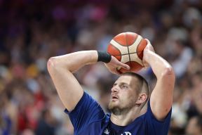 Nikola Jokić šutira na koš.