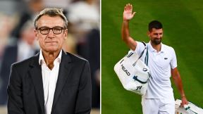 Mats Vilander gleda u kameru, a Novak Đoković diže ruku na Vimbldonu i pozdravlja se sa publikom.