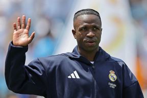 Vinisijus Žunior u opremi Real Madrida diže ruku.