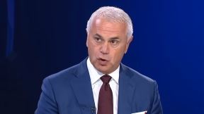 Zvezdan Terzić u plavom odelu u emisiji Oko na RTS.