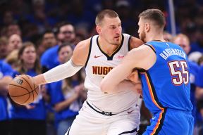 Nikola Jokić i Ajzea Hartenštajn na meču Oklahome i Denvera