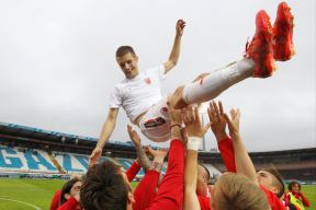 Darko Lazović na rukama fudbalera Crvene zvezde.