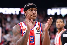 Ajzeja Kenan aplaudira u dresu Crvene zvezde.