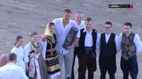 Nikola Jokić prima nagradu na Dužijanci