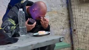 Vatrogasac posle intervencije u Novom Sadu.jpg