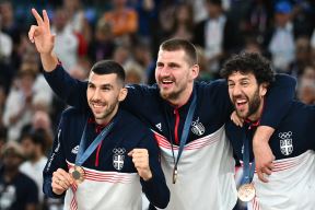 Nikola Jokić diže tri prsta dok slavi sa Dobrićem i Micićem.