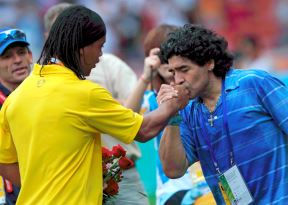 Dijego Maradona ljubi ruku Ronaldinju