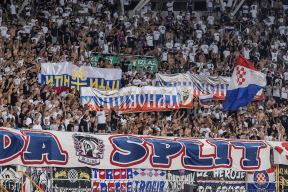 Navijači Hajduka pale srpske zastave28883.jpg