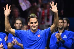 Rodžer Federer diže ruke i plače.