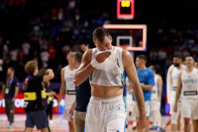 Goran Dragić u dresu Slovenije briše usta dresom.