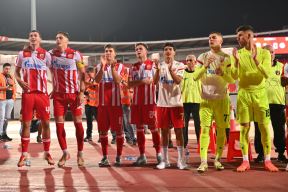 Fudbaleri Crvene zvezde pod tribinom pred navijačima.