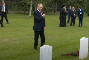 Vladimir Putin polaže cveće na grobove sovjetskih vojnika na Aljasci 3.jpg
