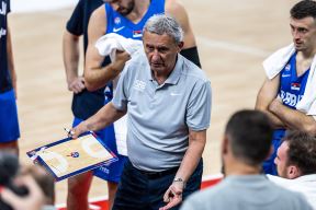 Svetislav Pešić crta akciju košarkašima Srbije.