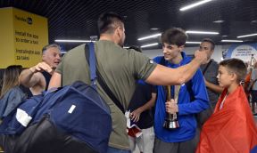 Darko Miličić se pozdravlja na aerodromu na dočeku posle Eurobasketa