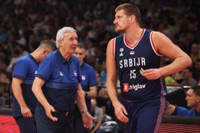 Svetislav Pešić i Nikola Jokić na tajm-autu Srbije