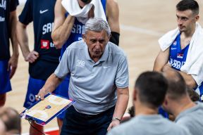 Svetislav Pešić sa košarkašima Srbije na tajm-autu.