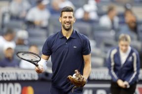 Novak Đoković baca lopticu na bejzbol meču 2.jpg