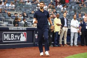Novak Đoković baca lopticu na bejzbol meču 3.jpg