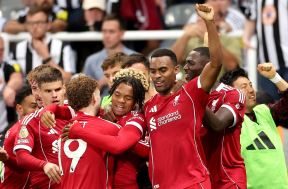 Rio Ngumoa slavi gol za pobedu na Njukasl Liverpul