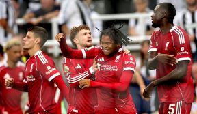 Rio Ngumoa slavi gol za pobedu na Njukasl Liverpul