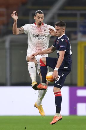 Zlatan Ibrahimović protiv Njegoša Petrovića iz Crvene zvezde u Ligi Evrope
