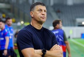 Vladan Milojević u crnoj majici na meču Crvene zvezde protiv Pafosa.
