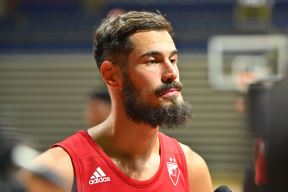 Nikola Kalinić daje izjavu u dresu Crvene zvezde.