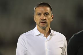 Zoran Bata Mirković u beloj košulji.
