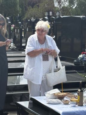 Sestra Sase Popovica u belom na pomenu (1).jpg