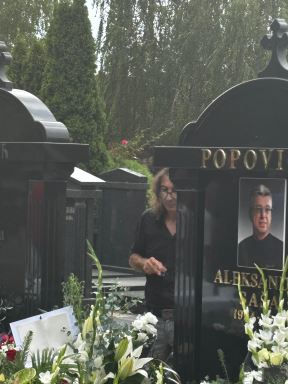 Rale stoji sam pored groba i pije (2).jpg