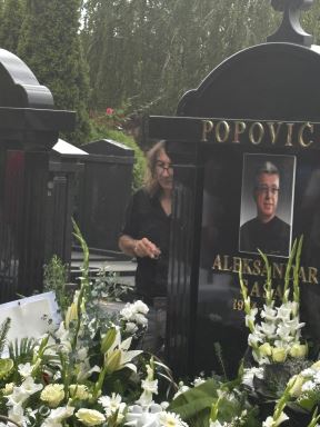 Rale stoji sam pored groba i pije (3).jpg