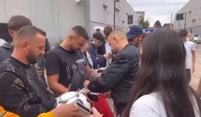 Edon Žegrova potpisuje zastavu UČK (2).jpg