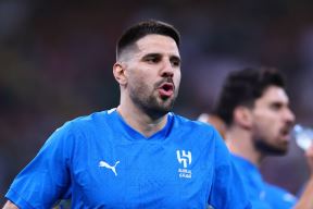 Aleksandar Mitrović na zagrevanju u Al Hilalu