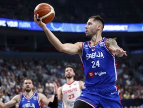 Reprezentativac Srbije Stefan Jović postiže poene protiv Turske na Eurobasketu.