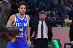 Đanmarko Poceko viče na utakmici Italije na Eurobasketu