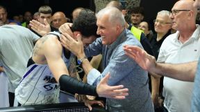 Željko Obradović grli Duejna Vašingtona na utakmici Partizana