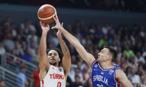 Šejn Larkin šutira na koš Srbije, a čuva ga Aleksa Avramović na Eurobasketu