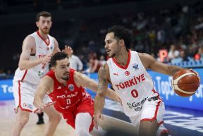 Šejn Larkin u prodoru na koš Poljske na Eurobasketu