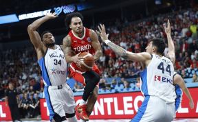 Šejn Larkin u prodoru na koš Grčke na Eurobasketu