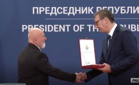 Aleksandar Vučić uručuje odlikovanja 2.jpg