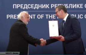 Aleksandar Vučić uručuje odlikovanja 3.jpg