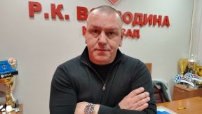 Darko Jevtić s prekrštenim rukama u prostorijama RK Vojvodina.