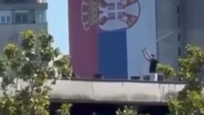 Deca na krovu stambene zgrade razbijaju