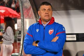 Vladan Milojević na klupi Crvene zvezde u plavoj jakni.