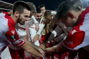 Fudbaleri Crvene zvezde se pozdravljaju na kraju utakmice.