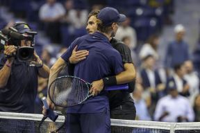 Lorenco Muzeti i Janik Siner se grle.