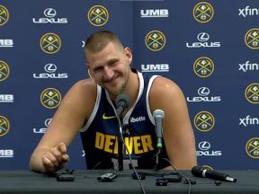 Nikola Jokić se smeje na konferenciji