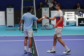 Novak Đoković i Marin Čilić se pozdravljaju na mreži
