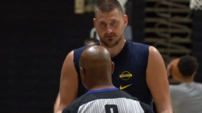 Nikola Jokić i sudija Mark Džekson